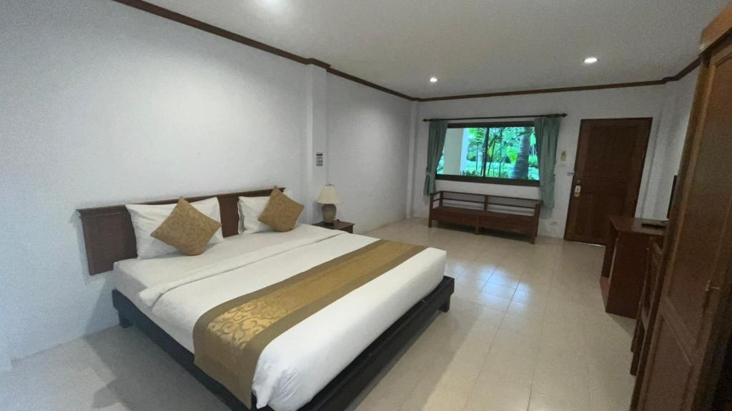 a bedroom with a large bed in a room at Baan Pitcha บ้านพิชชา in Lamai
