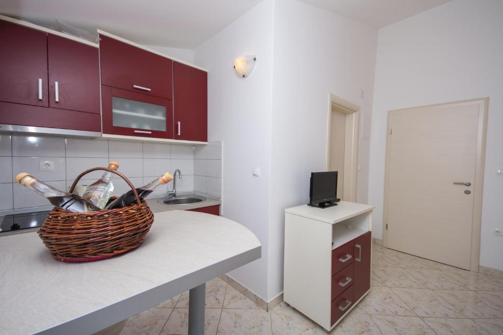Kuchyňa alebo kuchynka v ubytovaní Apartments Jaman Ivan