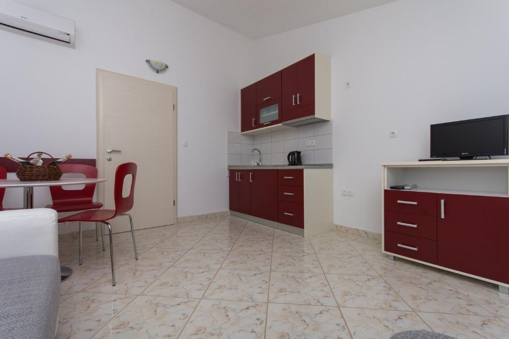 Kuchyňa alebo kuchynka v ubytovaní Apartments Jaman Ivan