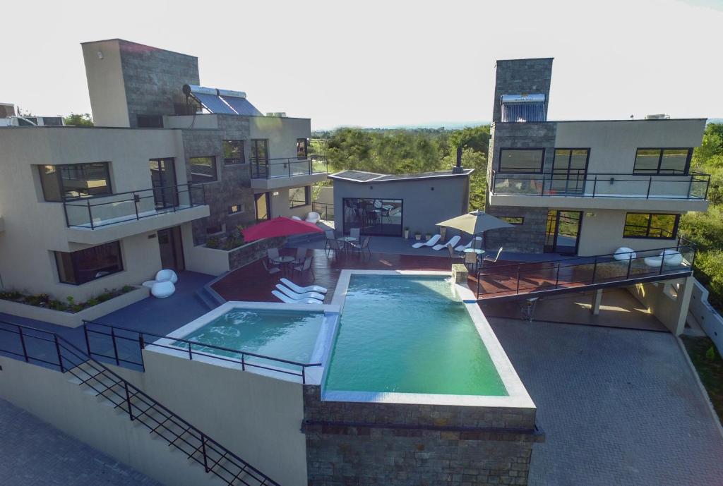 una vista aérea de una casa con piscina en Lake Point Residencias in 