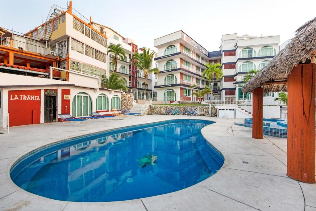 an image of a swimming pool at a hotel at Capital O Hotel El Mejicano, Acapulco in Acapulco