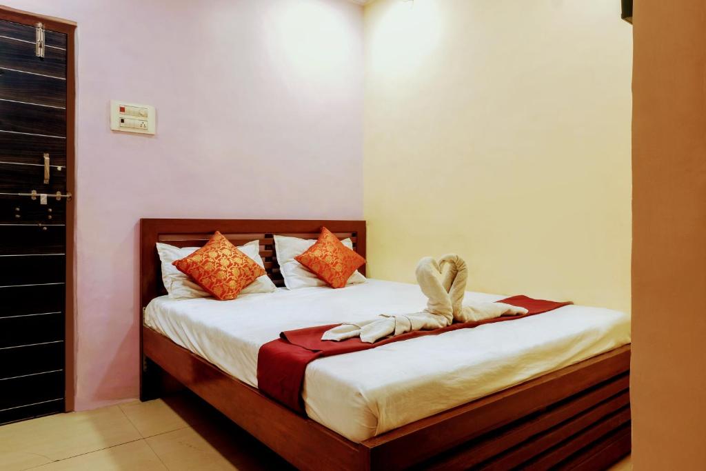 a bedroom with a bed in a room at Hotel Amrapali Bhiwandi in Bhiwandi