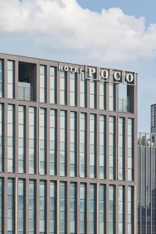ein Hilton-Hotelschild auf einem Gebäude in der Unterkunft Hotel POCO Seongsu in Seoul