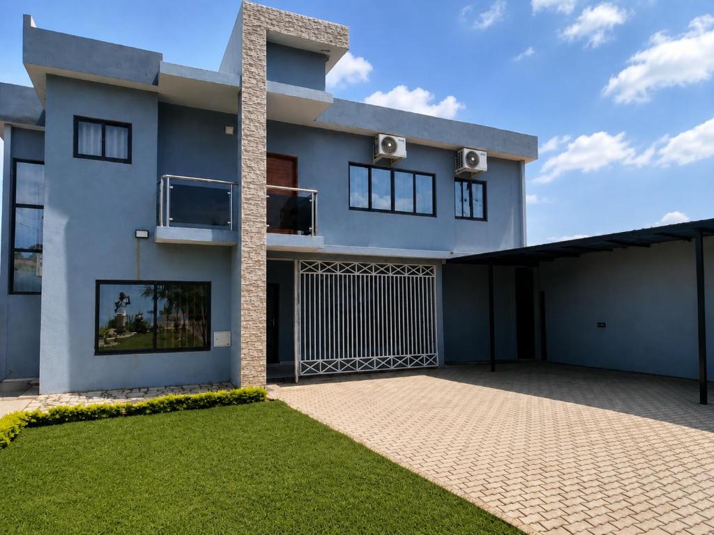 a modern house with a driveway at Residencial Rochili in Chimoio