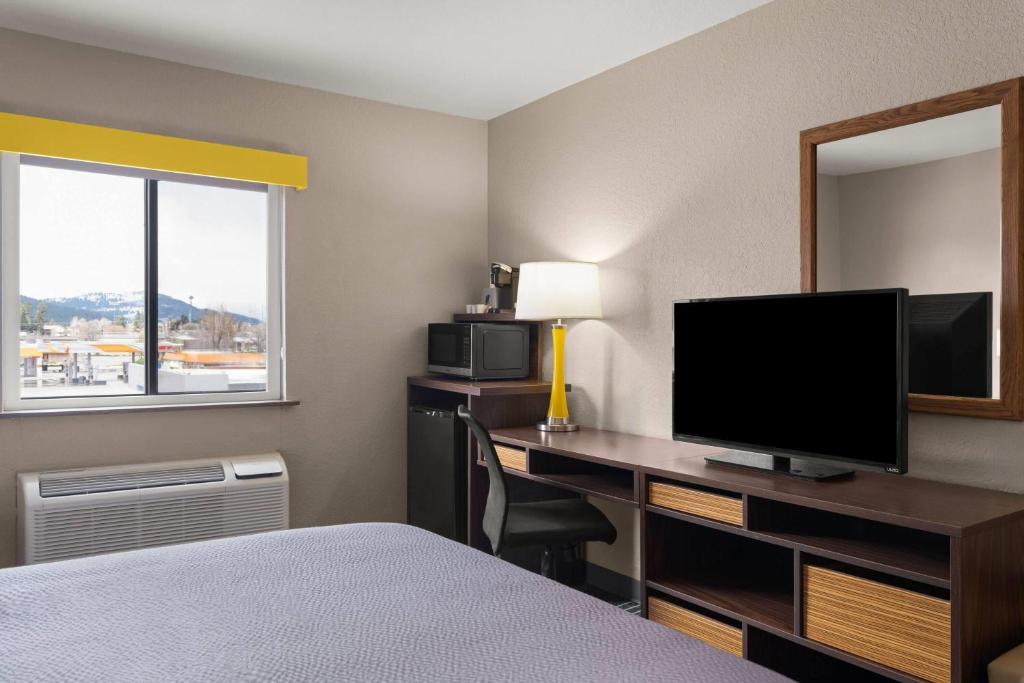 Super 8 by Wyndham Kalispell Glacier National Park photo