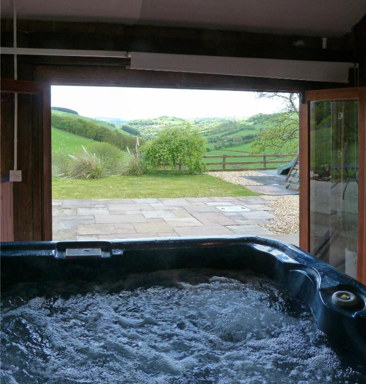 Beacons View Farm Cottages - Eight-Bedroom Holiday Home