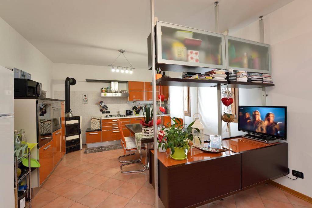 a kitchen with a desk with a computer on it at Peperoncino Home in Pedeguarda