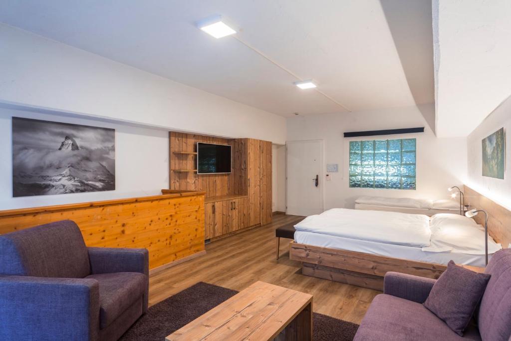 Postel nebo postele na pokoji v ubytování Zermatt Budget Rooms