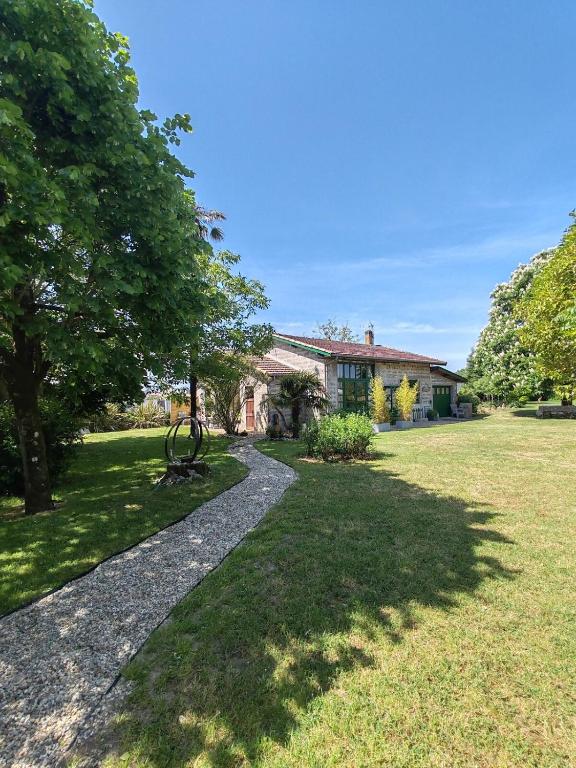 a house with a tree and a grass yard at Atelier47 - 7 personnes - proche centre ville - au calme in Marmande