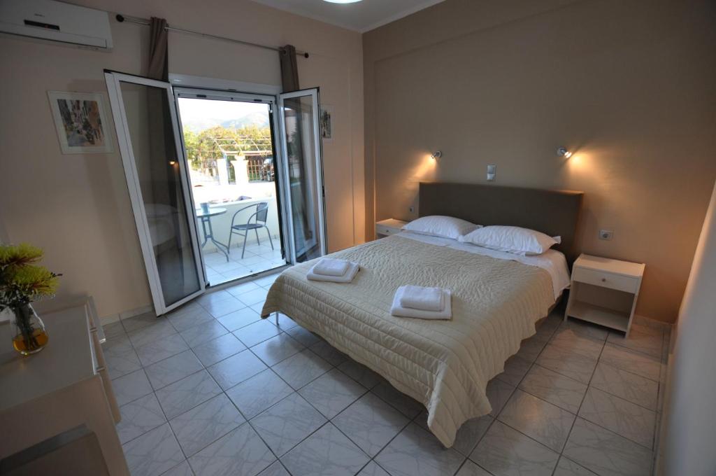 - une chambre avec un lit et 2 serviettes dans l'établissement Ammos, à Roda