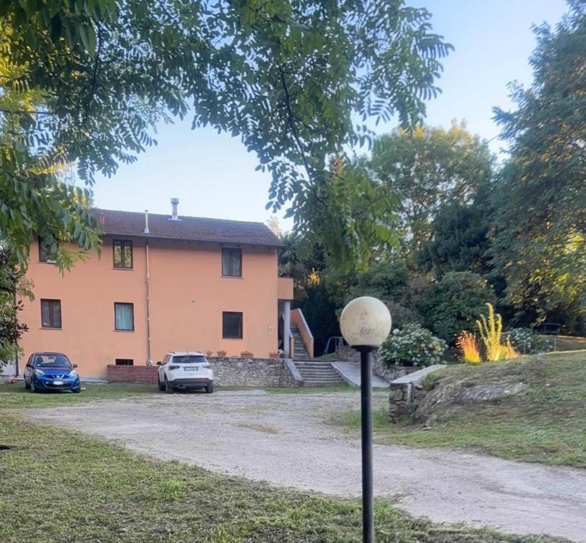 a house with two cars parked in front of it at Appartamento sole e luna in Dumenza