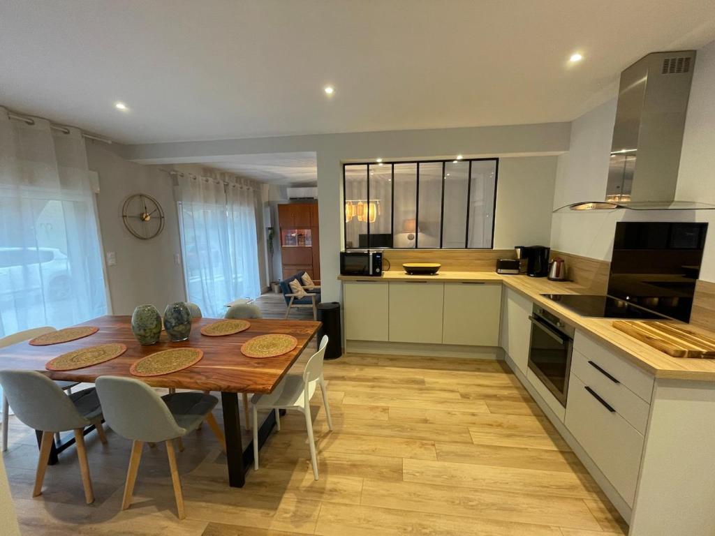 a kitchen and dining room with a table and chairs at Châtelaines 59 in Avallon