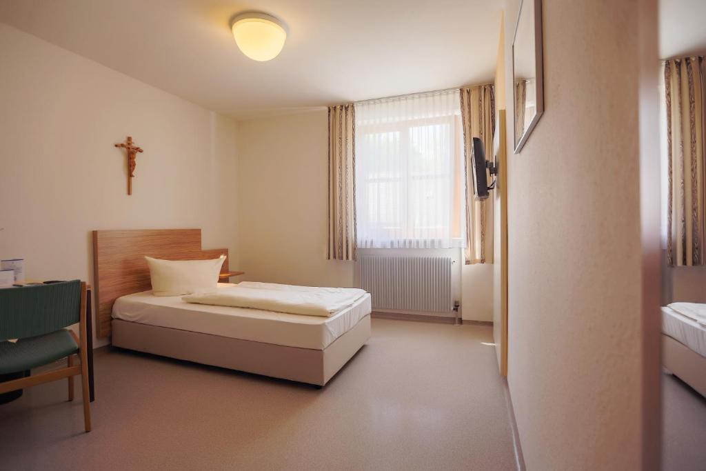 Postel nebo postele na pokoji v ubytování Kloster St. Josef