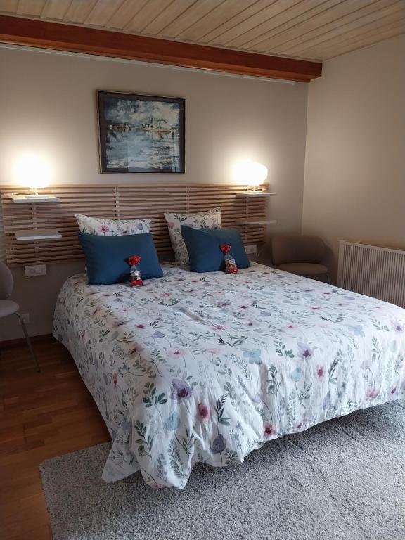 a bedroom with a bed with two teddy bears on it at Chez Pascale & Pierre in Kogenheim