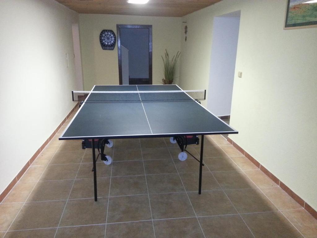 Stolní tenis v ubytování Apartmány Chalupa "Pod lípou" nebo okolí