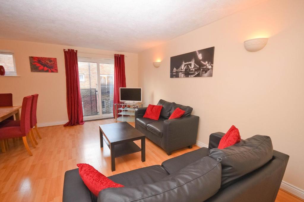 sala de estar con sofá, sillas y mesa en Town or Country - Clench Street, en Southampton