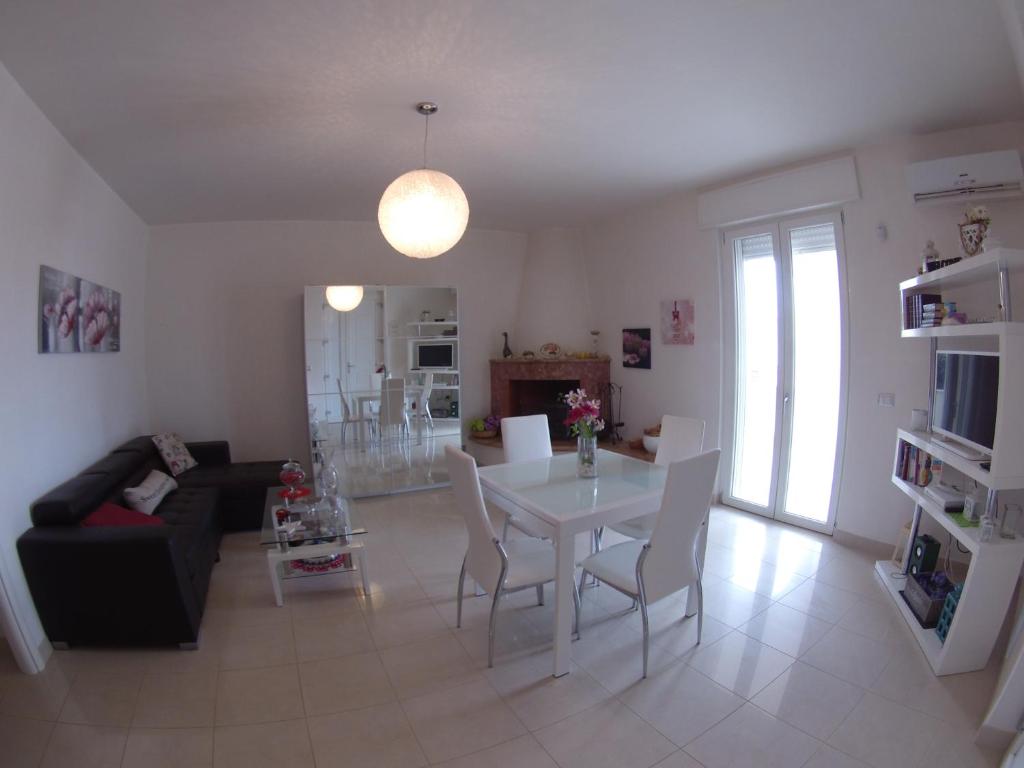 A kitchen or kitchenette at Villa Buenavista