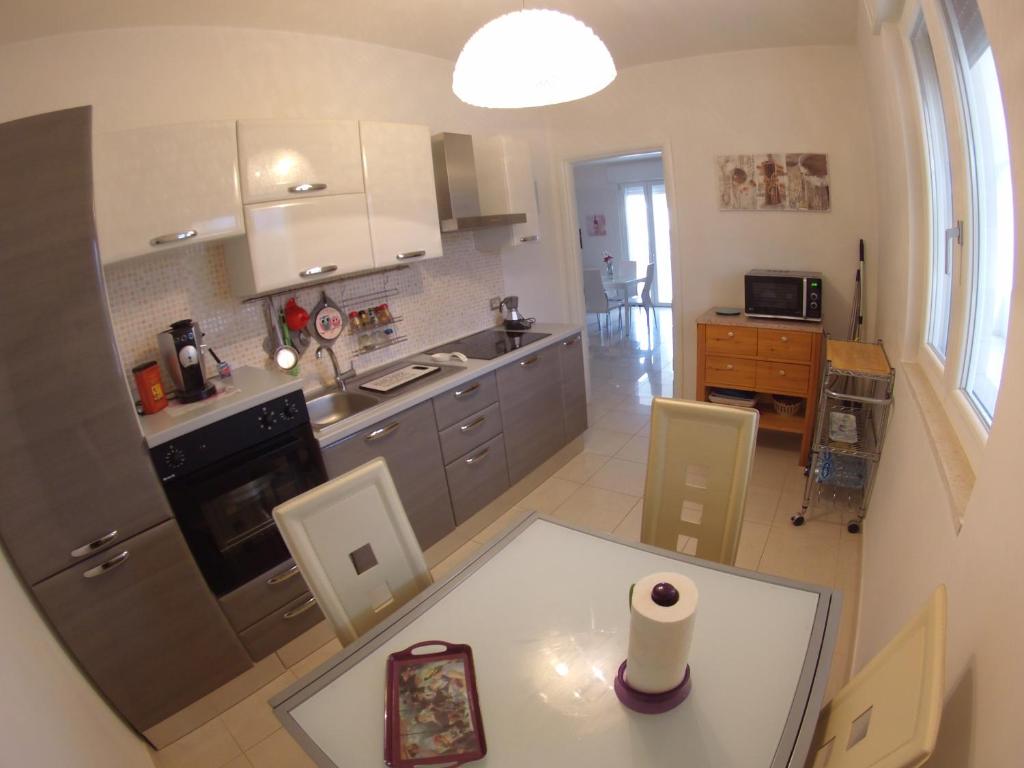 A kitchen or kitchenette at Villa Buenavista