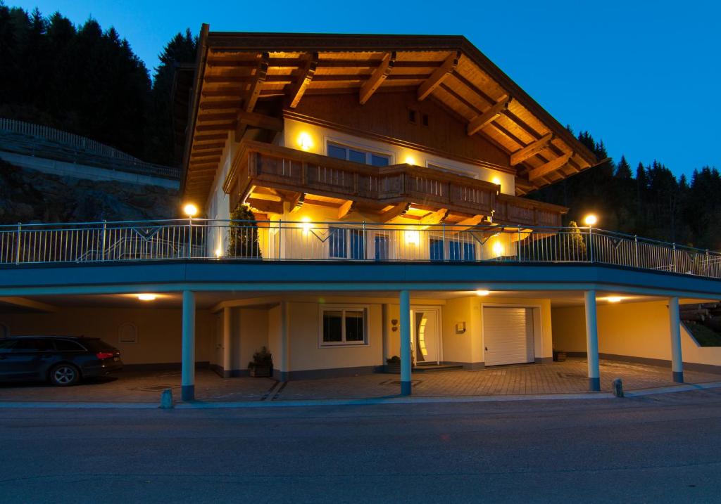 ein großes Apartmenthaus mit Balkon in der Nacht in der Unterkunft Haus Panoramablick in Zellberg