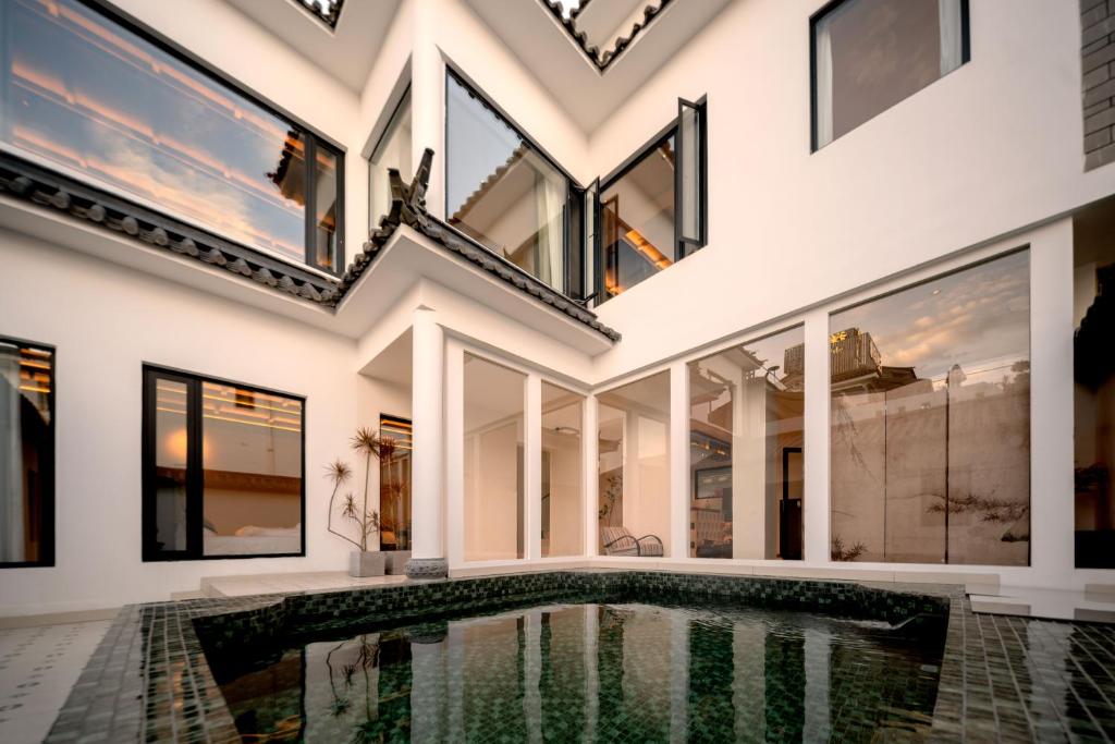 an indoor pool in a house with large windows at 大理洱畔民宿 in Dali