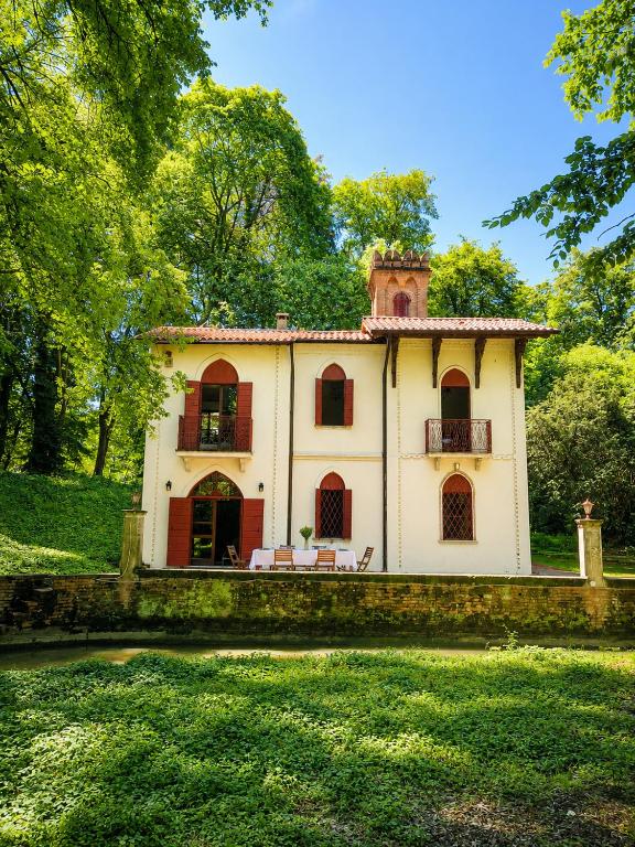an old house with two chairs in the yard at Lake House by Veneto Villa in Albignasego
