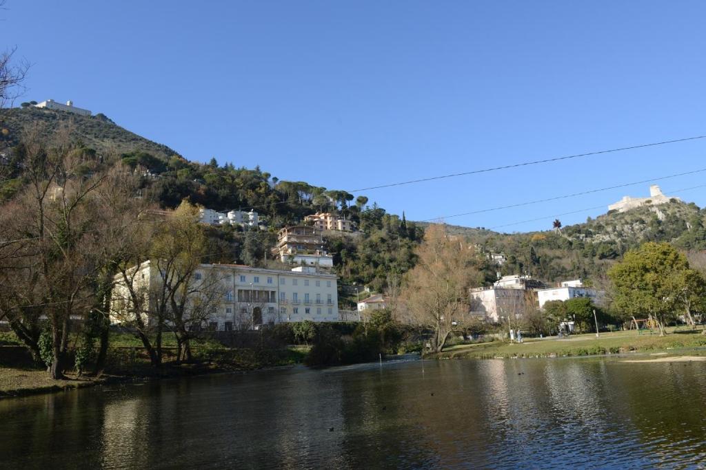 Blick auf einen Fluss mit Gebäuden auf einem Hügel in der Unterkunft B&B Boteroom in Cassino