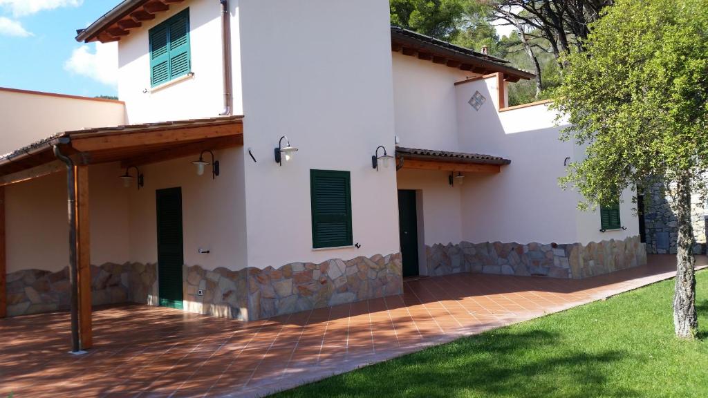 una vista exterior de una casa con patio en Villa Sofia, en Marina di Campo