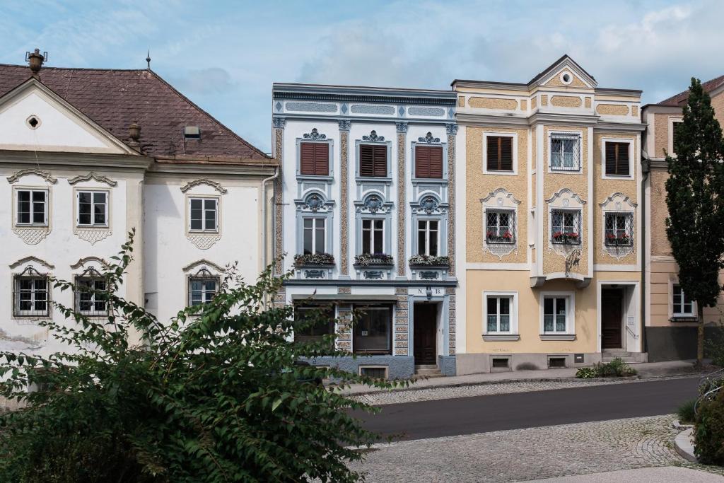 a large white building with a lot of windows at Historisches Bürgerhaus Hartlschuster in Neufelden