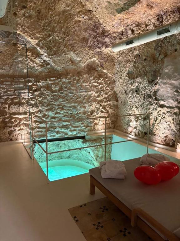 ein Zimmer mit einem in eine Steinmauer eingelassenen Swimmingpool in der Unterkunft Mileca Sciù Sciù - Camere, Suite Zona Benessere in Sciacca