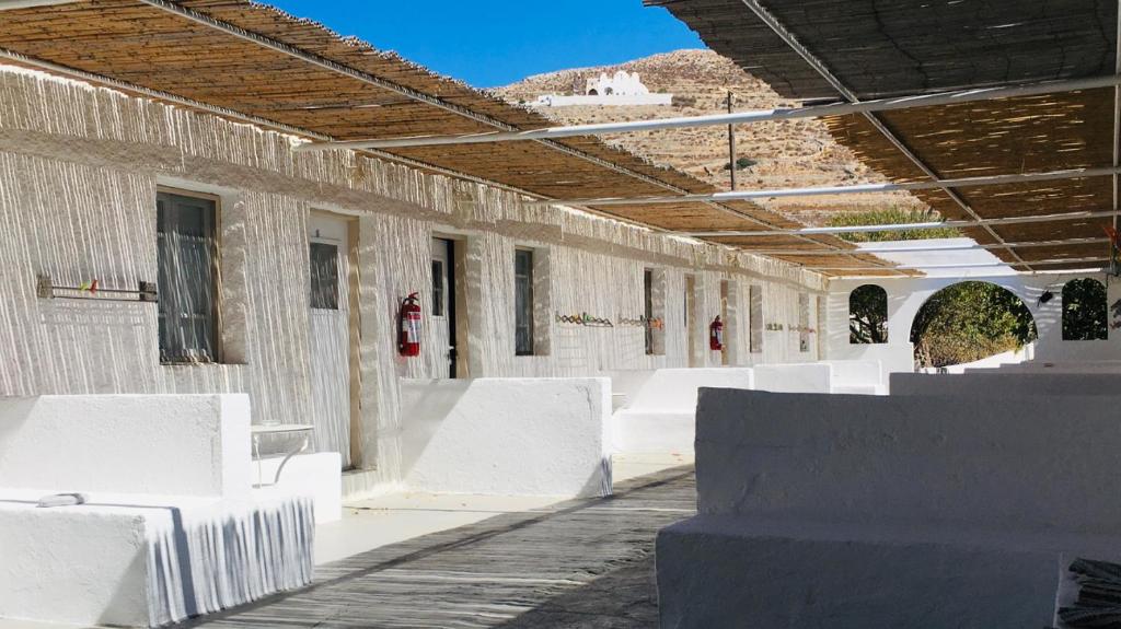ein Gebäude mit weißen Bänken und einem Dach in der Unterkunft Pavlosx2 in Folegandros Chora