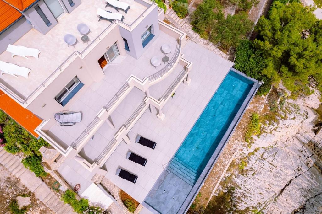 an aerial view of a house with a swimming pool at Kuća za odmor ANTON in Blato