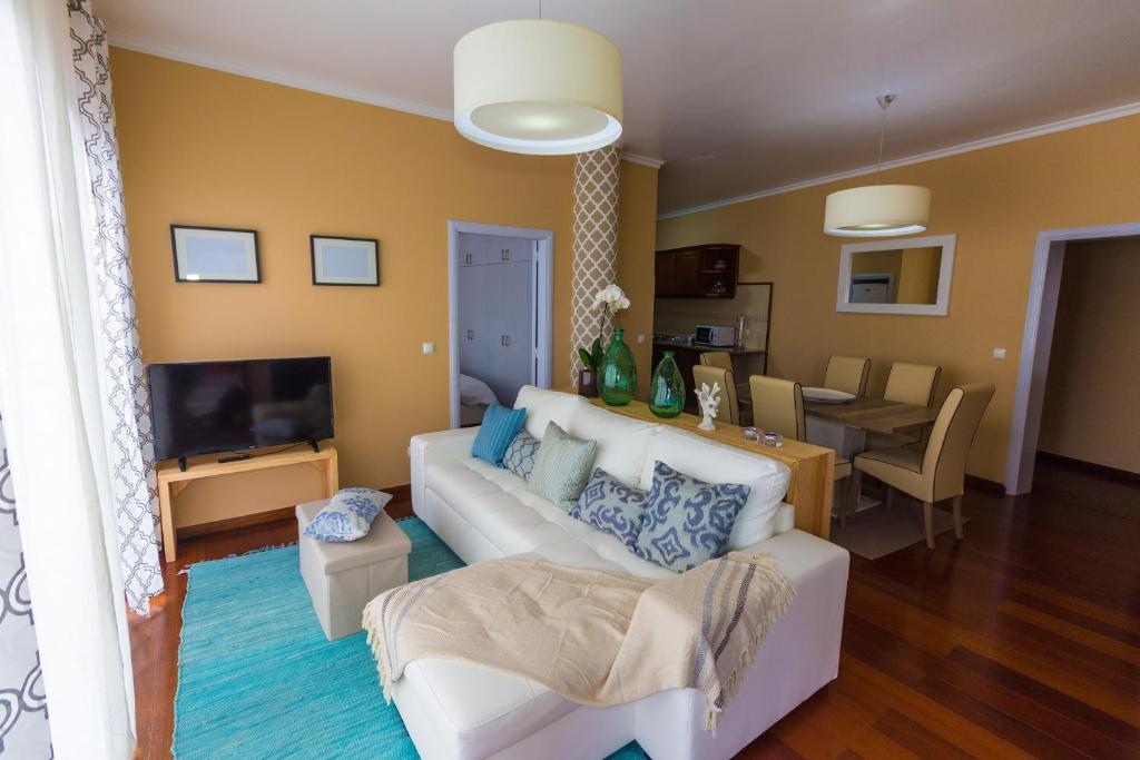A seating area at SeaSide Family Apartment - Madeira Island