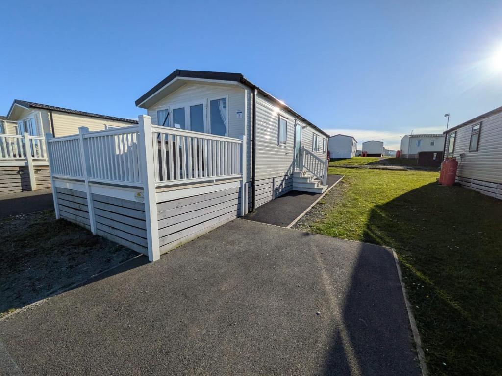 a row of mobile homes in a yard at Coastal Escape in Heysham