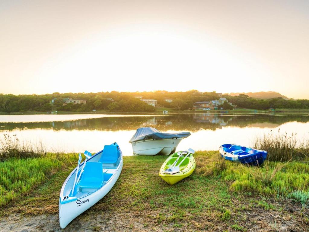 three boats sitting on the shore of a lake at East River @ 21 in Kleinemonde
