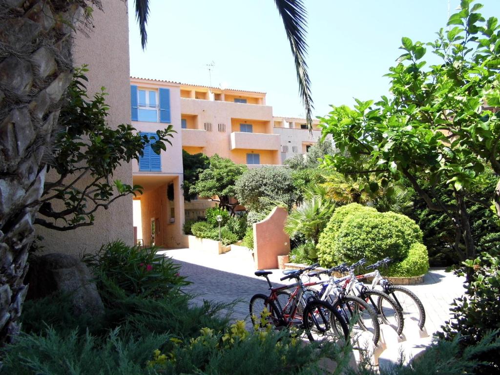 un grupo de bicicletas estacionadas al lado de un edificio en Residence Le Nereidi, en La Maddalena