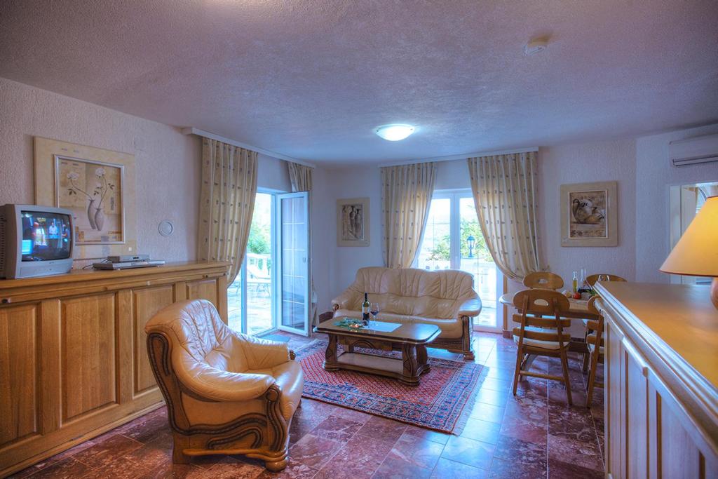 Villa Buric Fw 1 mit Garten & gedeckte Terrasse - One-Bedroom Apartment