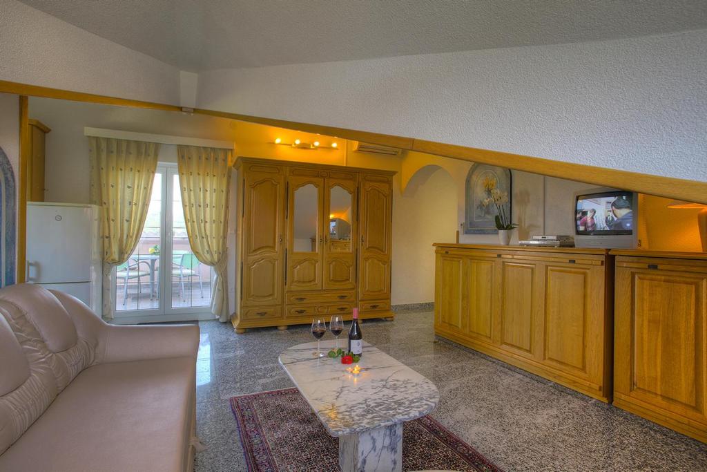 Villa Buric Fw 1 mit Garten & gedeckte Terrasse - One-Bedroom Apartment