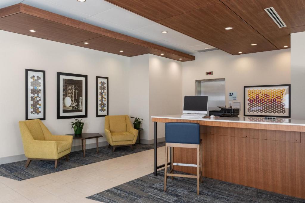 Holiday Inn Express & Suites Victoria-Colwood by IHG photo