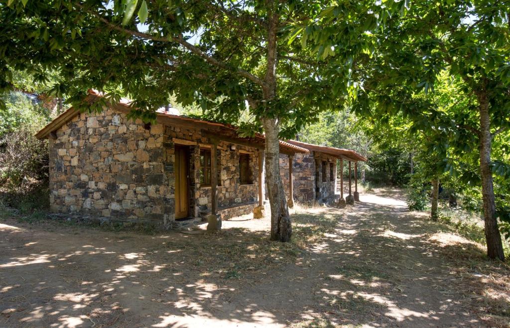 Gondesende的住宿－Cepo Verde，前面有树木的石头房子