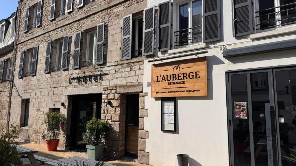 a sign on the side of a building at Hotel les voyageurs in Saint-Renan