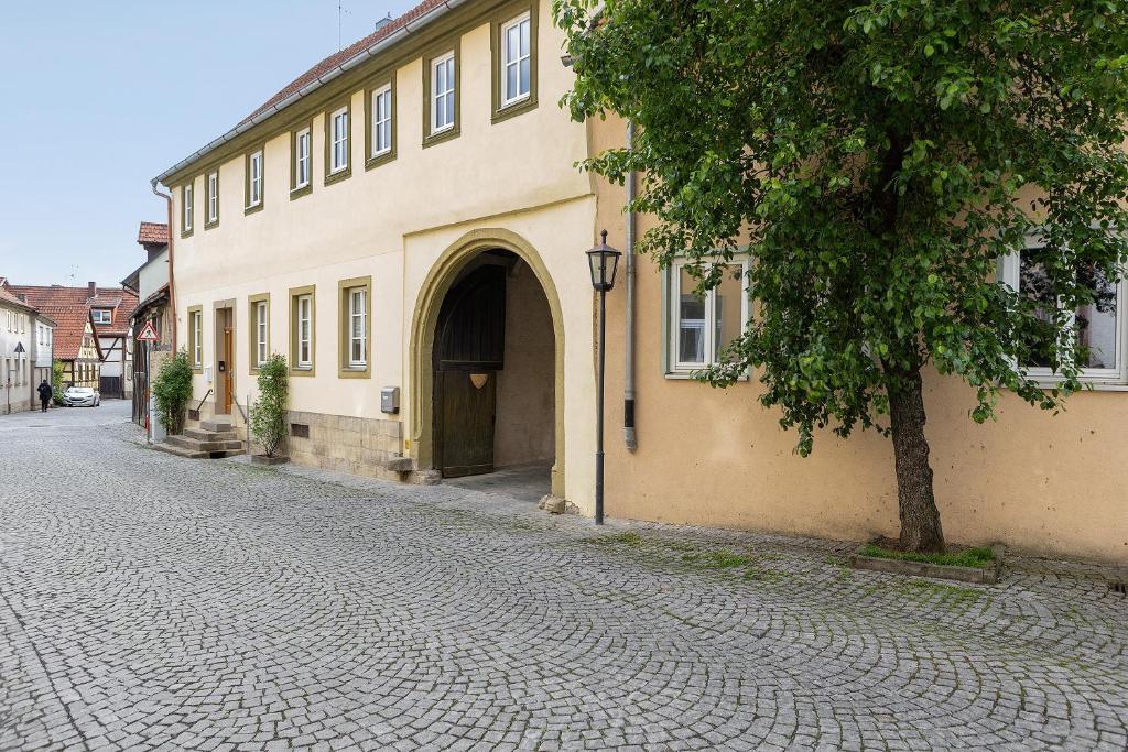 a cobblestone street in front of a building at Ferienwohnung Stadthaus in Mellrichstadt