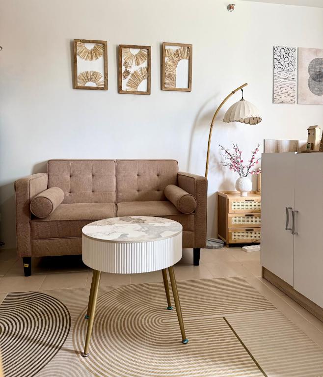 a living room with a couch and a table at La Casa Del Comienzo- Plumera Mactan Near Airport in Lapu Lapu City