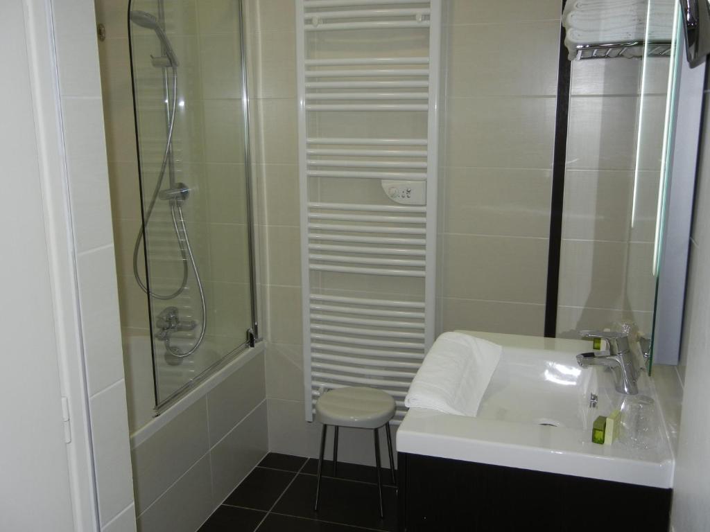Koupelna v ubytování Hotel des Pins