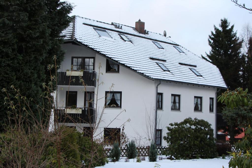 ein weißes Haus mit einem Schiebedach in der Unterkunft Ferienresidenz Jägerstieg / FeWo Kruse in Braunlage