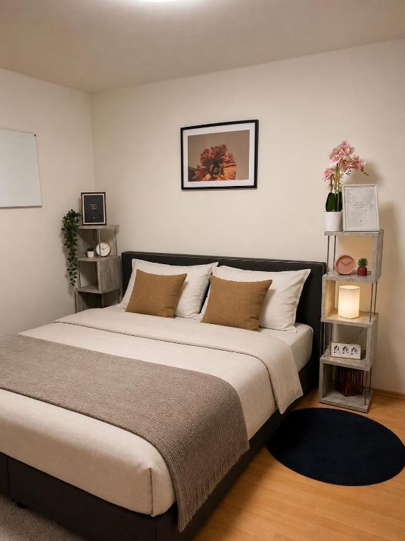 a bedroom with a large bed in a room at Niklasdorf Bergblick/Erholung in Niklasdorf
