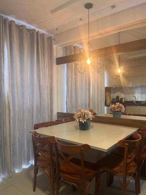 a dining room with a table and some chairs at Apto familiar, 150mts do mar, completo e aconchegante em Palmas in Governador Celso Ramos