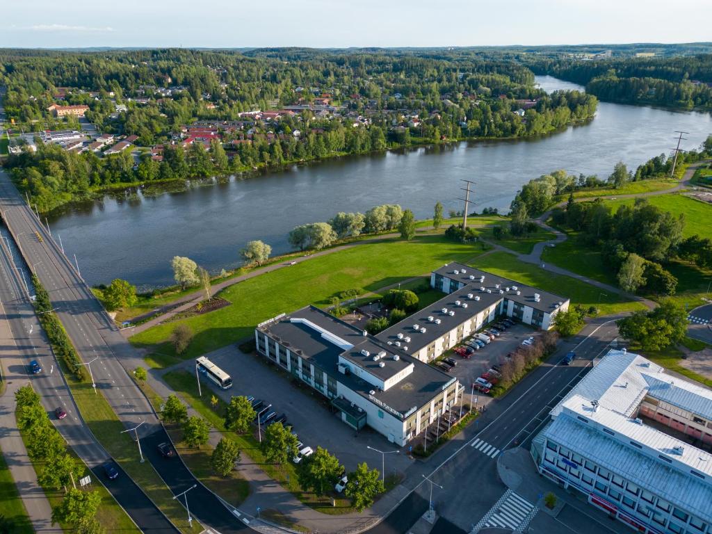 eine Luftaufnahme eines Gebäudes neben einem Fluss in der Unterkunft Hotel Sommelo in Kouvola