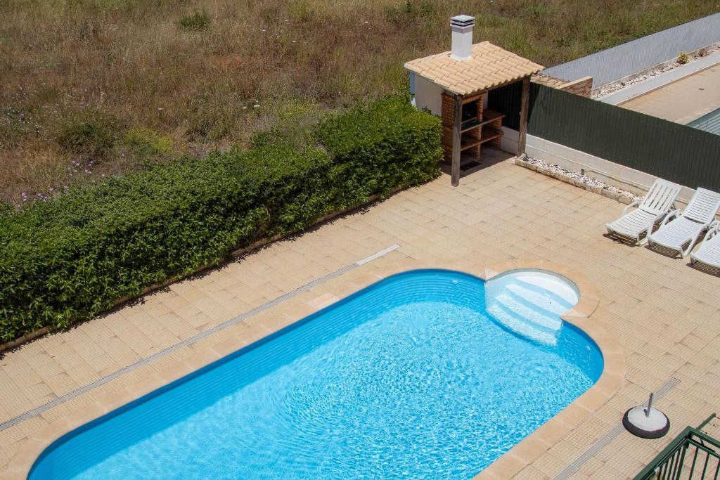 an overhead view of a swimming pool with an umbrella at Villa BelaVista with Private Pool in Ferragudo