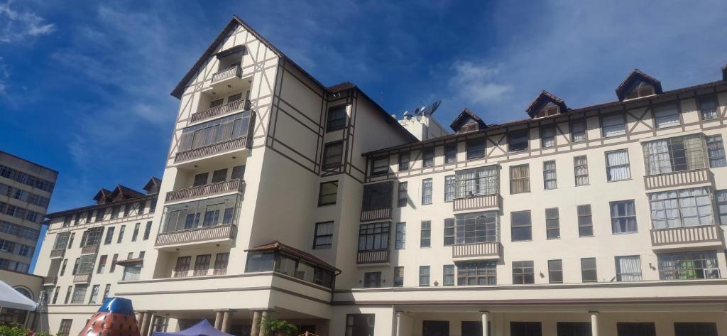 a large white building with a pointed roof at Apartamento Teresópolis alto in Teresópolis