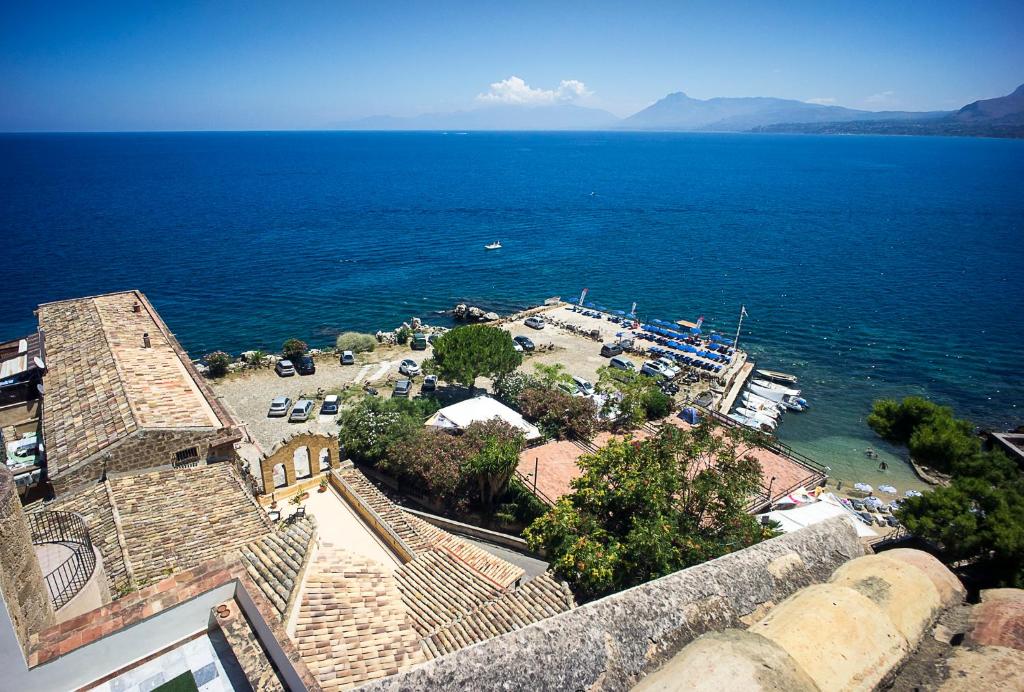 een luchtbeeld van een grote hoeveelheid water bij Vero Sicily - Balloniera In Solanto in Santa Flavia